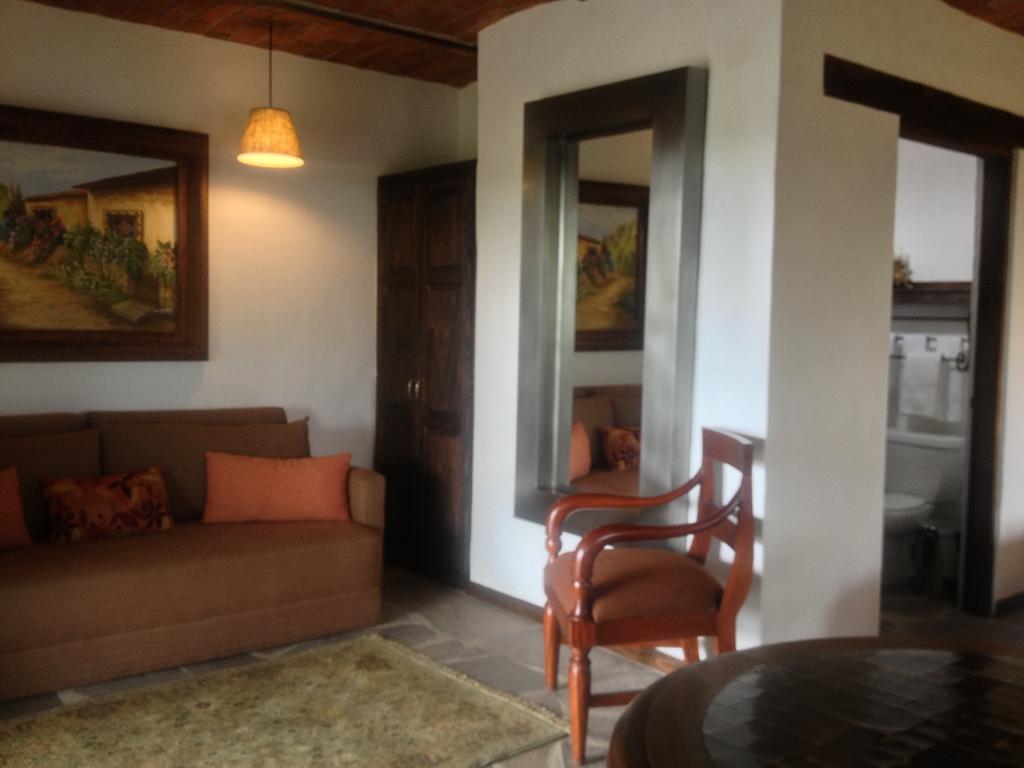 Hotel Villa Cassis Тапалпа Стая снимка